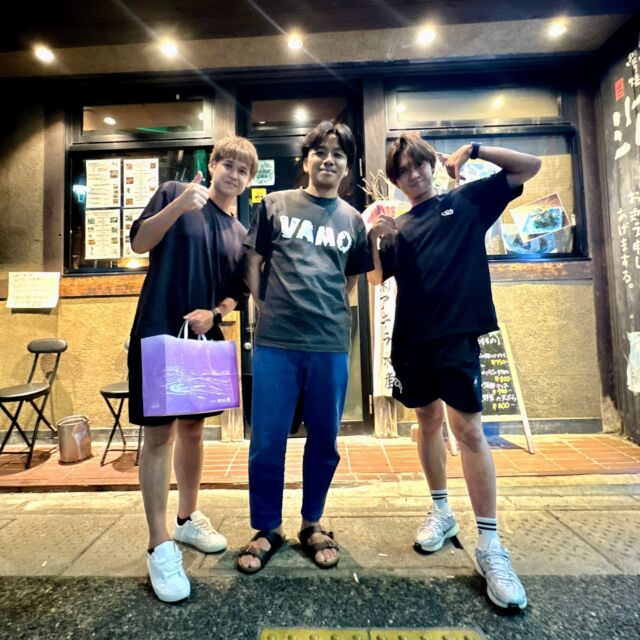 【REGATEドリブル塾】

先日、REGATEドリブル塾のタクヤさんとコウヘイさんにお会いしました！
@regate_takuya 
@regate_kohei 

ウィナーズでもお馴染みのREGATEのお二人は、福岡をはじめ各地でスクールやイベントを開催されている大人気YouTuberです！

今後の活動や、バモスでのイベントなど、たくさんお話ができました。子ども達が喜ぶイベントを一緒に開催できたら嬉しいですね🙌✨

みなさんも、ぜひインスタグラムでREGATEドリブル塾の華麗な足技をチェックしてみてください！とても勉強になりますよ〜！

大津さん、先日はお繋ぎいただきありがとうございました！明日からのジュストカップ、頑張ってください⚽️‼️
@justo_official.japan 

それにしても、息子さんのリョウトくん。
あっという間に身長を抜かれていてびっくりしました🫨
目標に向かって頑張る姿、陰ながら応援しています👍