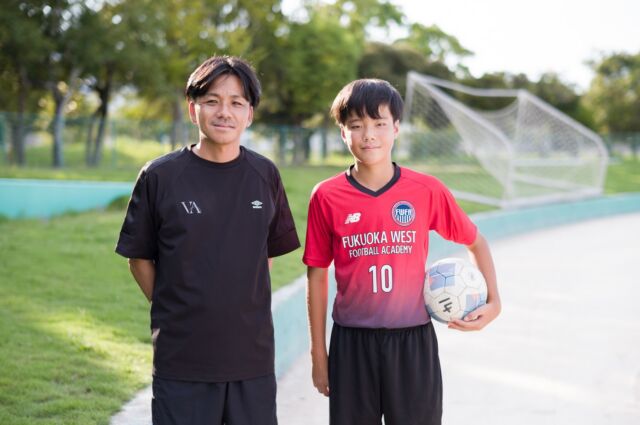 【福岡西フットボールアカデミー　青栁選手 特集】

バモス初年度の2023年、まだ彼が4年生の頃。
「福西にすごい選手がいる」という話は各方面から聞いていました。

ハッキリと未来を見据えた眼差し。
小学生とは思えない、揺るぎない覚悟が
ガツンと真正面から伝わってきました。

さぁこの先、彼がどんなステージで輝くのか。
彼の今後の活躍に大注目です！！

10月号は明日より配達スタート。
どうぞお楽しみに!

━━━━━━━━━━━━━━

撮影当日は福岡西FAの練習も見学させていただきました。

どのカテゴリーの選手たちもとても覇気があり、
真剣な中にも笑顔あり。
本当に良い雰囲気でトレーニングをされていました!

福岡西フットボールアカデミーの皆様、
撮影へのご協力ありがとうございました。

photograph by @butthenxstudio 

#バモス #少年サッカー #ジュニアサッカー #福岡サッカー #サッカー少年 #未来のスター #サッカー #福岡​​​​​​​​​​​​​​​​