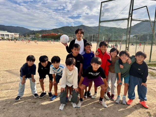 【手術・入院します】

この度、椎間板ヘルニアの治療のため、
明日手術を受けることになりました。
プロ現役中は何度か手術も経験しましたが、
引退してからも手術することになるとは...

ここ半年以上、腰と右足の痺れ・痛みが続き、
日常生活にも支障が出ていたので、
思い切って決断しました。

現役時代は痛み止め注射にステロイド注射も
打ちながら走り続けてきましたが、
やっぱり身体は正直です。

この数ヶ月で、健康に動けることが
本当に幸せなことなんだと実感しています。

またサッカーができるようにリハビリ頑張ります。
───────────────
福岡のジュニアのみんなへ
ケアと準備は本当に大事です‼️
ケガでサッカーができない時間ほど辛いものはないからね。
チームがやってないからではなく、
自己管理をしっかりできる選手になってほしい💪
───────────────
平日の指導でお手伝いしている教え子たちから、
ボールの寄せ書きをもらいました。
本当に感動しました😭
ありがとう!!

今は全日、真っ最中。
その後は新人戦ですね。
みんな、悔いのないように全力で!!

VAMOS‼️‼️