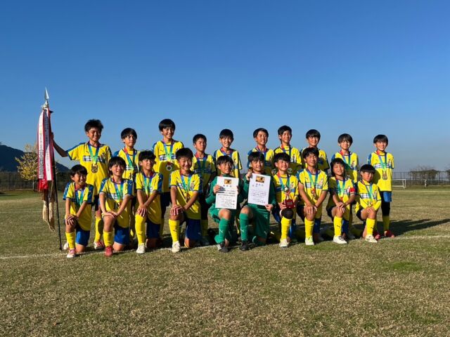 【JFA第49回全日本U-12サッカー選手権 福岡県中央大会 結果発表】

🏆 優勝　小倉南FC（北九州支部） 

🥈 準優勝　舞の里FC（筑前地区） 

🥉 第3位　GULLID ASAKURA FC（筑後地区）／福岡西FA（福岡地区） 

👏 Great Respect Coach賞　大橋FC（福岡地区） 

💪 努力賞　ギラヴァンツ北九州（北九州地区）

福岡県の頂点に立ったのは、8年ぶり7度目の優勝となる小倉南FC！ 
VAMOS8月号にも登場した同チームが、舞の里FCとの激戦を制し、全国大会への切符を手にしました。
おめでとうございます！！
私は残念ながら入院中ため観戦できませんでした。YouTube配信を待っています！
（探していますが見つけきれず、配信URLをご存知の方がいらっしゃいましたらコメント欄で教えてください🙏）

小倉南は12月末に開催される全国大会で福岡代表として全力でプレーしてきてくださいね！
同世代の全国の選手たちのプレーを見ることは何よりも刺激になります。この経験は大きな成長につながることでしょう✨
おおいに楽しんできてください！！

YouTube配信も予定されていますので、
みんなで応援しましょう📣

そして全日が終われば、次は「フジパンカップ」へ。
全日で出し切れなかった悔しさは、すべて次の一歩に。
新たな挑戦がもう始まっています。 
VAMOS‼️