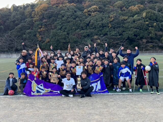 【第37回九州ジュニア U-11 サッカー大会福岡県中央大会】

U-11世代、福岡県の頂点は FCリベルタ！ ！
おめでとうございます✨

🥇 優勝：FCリベルタ
🥈 準優勝：FCルーザ福岡
🥉 3位：GULLID ASAKURA / ひびきサッカースクール

全試合を観戦させてもらいましたが、
前評判通りの高い技術と現段階での完成度、
球際で決して諦めないハードワークを見せてくれた
FCリベルタとFCルーザ福岡。

まさに頂点を決める戦いにふさわしいものでした。

この両チームが、来年度の福岡ジュニアサッカーの中心となっていくことは間違いないでしょう。

ジュニア年代の醍醐味は、ここからの成長スピード！
成績を残したチームも、惜しくも涙を飲んだチームも、
来年の全日でどんな進化を見せてくれるのか、
本当に楽しみです！！

福岡の代表として九州大会に臨むFCリベルタ、FCルーザ福岡、頑張ってください！

VAMOS‼️⚽️
バモス編集長 衛藤 裕