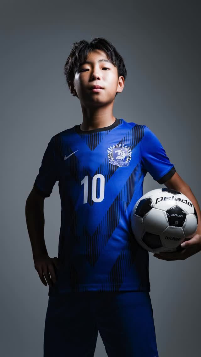 ＼ VAMOS #17 発刊 ／

お待たせしました！ 
ジュニアサッカーマガジン『VAMOS』の最新号、
第17号が全店舗で配布完了！

✨ 今回の見どころをリールでチェック✨

表紙を飾るのは...筑後FC AOTO選手が登場！
今号の顔となる彼のクールなショットをお見逃しなく。

今号の選手名鑑は、以下の2チームの選手たちの熱い表情をたっぷり掲載！
▶︎ 筑後FC
▶︎ ひびきSS

スペシャルインタビューでは、
誰もが知るレジェンドが登場！ 
アビスパ福岡・城後寿選手に独占密着。 
福岡サッカーへの想いや、
ジュニア世代へのメッセージは必読です。

新企画スタート！ 
「バモスのお悩み相談室」 保護者、指導者、選手の皆さんが抱えるサッカーの疑問・悩みにVAMOSが答えます。

福岡県内のチーム紹介 
未来のJリーガーを目指す熱気あふれるチームをピックアップ！

今号も内容盛りだくさんでお届けします。
在庫が無くなる前に、店舗へ急げ〜

__

Team Vamos
Photographer : Yohei Yamaguchi @butthenxstudio 
Designer : Hiromi-MMNH https://mmnh.myportfolio.com/
Writer : Kanae Nidoi @kn.ndi 
印刷製本 : 井上紙工印刷株式会社

#バモス #サッカー #福岡サッカー #ジュニアサッカー #フリーペーパー #筑後FC #ひびきSS #アビスパ福岡 #城後寿 #サカママ #少年サッカー #スポンサー募集中