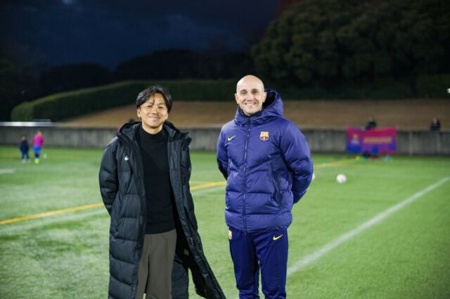 ⚽️ VAMOS 18号、必見です！

無敵艦隊スペインの育成哲学に迫る！！

登場するのは、プロ選手から指導者へ転身し、
2022年から福岡のバルサスクールで
コーチを務めるミケルさん。

💡 ミケルさんが語る育成哲学
✔️ できない時間も成長の一部
✔️ 選手の自由を奪わない
✔️ 自信を持たせる

「試合に出る・出られない」だけじゃない。
“この監督とやれてよかった”
そう思える育成とは何か―

子どもから大人まで、
サッカーを愛するすべての人に読んでいただきたい内容となっています。

ぜひVAMOS 18号は2月から配置スタート！
ぜひ手に取ってご覧ください🔥

#バモス #サッカー #スペインサッカー
#育成 #ミケルコーチ