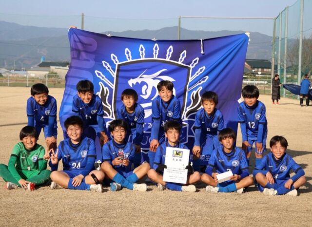 【いよいよ開幕！2025年度 第57回九州ジュニア（U-12）サッカー福岡県大会🔥】

ついに、6年生にとって“最後の真剣勝負”が幕を開けます！ 
全日本U-12（全日）の激闘から数ヶ月。
あの時の悔しさを糧にしたチーム、勢いに乗る新勢力。 
各地区の過酷な予選を勝ち抜いた精鋭たちが、福岡の頂点を懸けて激突します。

👑 全日王者　シードチーム
小倉南FC

🏆 地区予選 結果一覧
【筑後地区】 
🥇優勝：筑後FC 
🥈準優勝：中友FC

【筑豊地区】 
🥇優勝：エスペーロFC 
🥈準優勝：オリエントFC

【北九州地区】 
🥇優勝：中井SS 
🥈準優勝：折尾FC

【筑前地区】 
🥇優勝：BUDDY FC 
🥈準優勝：CA.フクオカーナ

【福岡地区】 
🥇優勝：アビスパ福岡 
🥈準優勝：ZYG FC

⚽️ 見どころ
今大会の予選はまさに波乱の連続！ 
全日で上位だった強豪が涙をのむ地区もあり、
最後の最後まで何が起こるかわからない。

ピッチに立つ子どもたちの想い。 
それを支えてきた指導者、
そして一番近くで見守ってきた保護者の皆さんの想い。 
そのすべてがひとつになる瞬間、
フィールドにはどんなドラマが待っているのでしょうか。

泣いても笑っても、これがラストチャレンジ！

全力を出し切る選手たちをVAMOSは全力で応援しています！