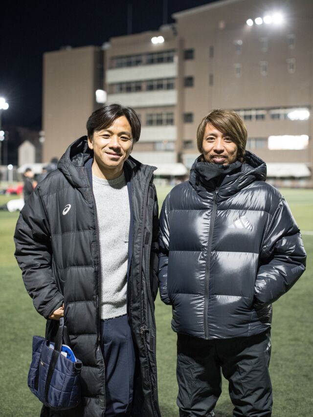 【母校・東福岡での再会】

母校の東福岡高校へ取材にお邪魔してきました⚽️
取材の内容はまた改めてご紹介しますのでお楽しみに！

そこで再会したのは、高校時代の同期キャプテン、 
山形辰徳（ノリ）！
せっかくなので久々に1枚ヨンペイさんに撮ってもらいました📸

ノリは高卒でJリーグの世界へ。
僕は大学を経由してプロの世界へ。
現役時代はアビスパ福岡とサガン鳥栖に分かれ、
「九州ダービー」で何度も激戦を繰り広げたライバルでしたが、最後は同じチームでプレー。
そして同じ34歳で引退しました。

引退直前のシーズンは、よく二人で「セカンドキャリア」について熱く語り合ったのが懐かしい思い出です🍺

⚽️ 現在のノリ（山形辰徳）
J通算414試合（新潟ー福岡ー栃木ー富山）という輝かしいキャリアを経て、現在は指導者の道へ！
• HIGASHI FC（2024年始動）監督
• 東福岡高校サッカー部 コーチ
として、次世代の選手たちを熱く育てています👏

お互い、地元・福岡のサッカー界のためにこれからも頑張ろう🔥
VAMOS‼️

___________
photograph by @butthenxstudio 

#東福岡#東福岡サッカー部 #東福岡サッカー部ob