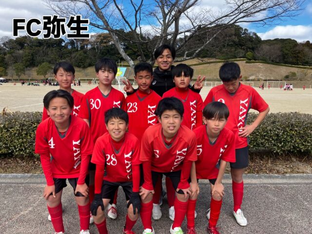 【弥生CUP ー卒団記念大会ー】
3月14日（土）

おそらく卒団を迎える6年生たちのラストゲーム
「弥生CUP」におじゃましてきました⚽️
写真は、
FC弥生、警固JSC、北野FCヴェンセル、大橋FC、フレスト筑紫。 

どのチームもピッチの上で笑顔を見せ、全力でこの瞬間を楽しんでいるようにみえました。

「VAMOS CUP出てました！」
「中学はこのクラブに行きます！」 
6年生もまだまだ可愛いですね。
会場でたくさん話しかけてくれました！

仲間と過ごした日々は、きっとこれからの大きな力になる。 
新しいステージでも、自分らしく、全力で。
6年生のみんな、卒団・卒業おめでとう！ 
これからの挑戦をVAMOSは応援しています🔥

FC弥生スタッフの皆さん、ありがとうございました。