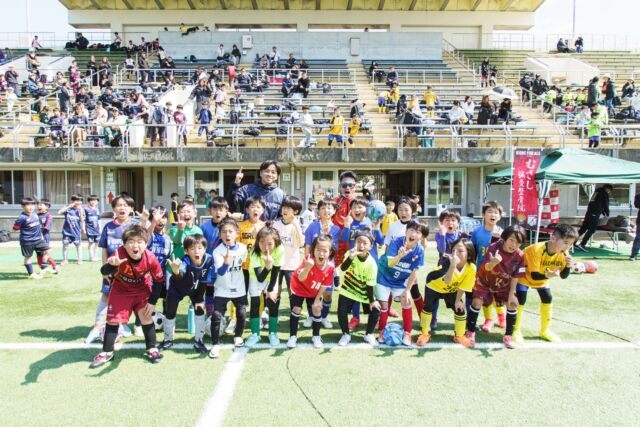 【U9 第1回PECC杯 supported by オクゼン不動産⚽️】

3月15日（日）、記念すべき第１回大会にプロデュース協力＆ゲストとして参加させていただきました✨

筑紫地区を中心に、福岡県内から24チームがオクゼン不動産スタジアム（春日公園）に大集結！ 

いや〜、U9とは思えないレベルの高さ🤔！！ 
パス、判断、スピード、どれを取っても完成度が高く、
感動の連続👏 
そして何よりひとつひとつの表情がものすごく可愛い！！
ただひたすら可愛い！！
大きな声で元気に挨拶もできて、本当に素晴らしい👏
笑顔でいっぱいになりました！

気になる試合結果は⇩
🔸優勝：バルサアカデミー福岡校
🔸準優勝：惣利春日南 
🔸3位：フォレスト博多

最後まで全力で戦ったすべての選手たち、
本当にナイスプレーでした✨

大会の合間には、VAMOSといえばお馴染みのマイケル社長企画のリフティングチャレンジ⚽️ 
@michael.soccer18 

子どもたちと保護者の皆さんが一体になって大盛り上がり🤣
この一体感こそ、サッカーの魅力ですね！

僕自身、大野城市出身ということもあり、
今回は大野城市の全チームが参加！ 

地元の子どもたちのキラキラした姿が見れて幸せでした😊
 
この地区、そして福岡のサッカーがこれからますます盛り上がっていくことを願っています💪

この素晴らしい大会を企画・運営されたスタジオPECC代表の上野さんに心から感謝✨ 
@pecc20160331 
@pecc.soccercup 
上野さんも大野城市出身で、小・中とサッカーに夢中だった方。 
「地元・筑紫地区に恩返しがしたい」
「子どもたちにもっとサッカーを楽しむ場を」
とのあつい想いから、  昨年夏ごろにお話を頂きました。
何度も打ち合わせを重ねて、この大会が実現しました👏

運営、本当にお疲れさまでした！ 

そして素晴らしい瞬間を撮影してくださった 
📸 バッテンスタジオのヨンペイさんにも大感謝です！
@butthenxstudio 

第2回大会の開催、今から楽しみにしています🔥

#PECC杯 #U9 #ジュニアサッカー #福岡サッカー #大野城 筑紫地区 VAMOS バッテンスタジオ スタジオPECC
