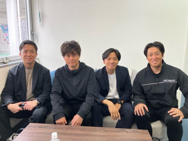 先日、打ち合わせでサガン鳥栖の事務所にお邪魔しました⚽️ 

引退してから、まさかサガン鳥栖とお仕事の話をする日が来るとは…！ありがたい限りです。
お忙しい中、時間をくださった小柳社長、ありがとうございました😊
再びＪ1で輝くサガン鳥栖を楽しみにしています🔥

実は元チームメイトに見つからないように
こっそり行ったのですが… 
まさかの遭遇😂 

　　
📸2枚目左から 
⭐︎サガン鳥栖U18監督・日高拓磨（同期入団、女性サポ人気No.1！） 
⭐︎サガン鳥栖レジェンド・高橋義希@yoshikitakahashi14 
⭐︎元サガン鳥栖／現U18コーチ・高地系治さん（見た目怖そうだけど、実は超優しい通算500試合出場の天才レフティー⚽️）

みんな今は指導者として活躍されています。
セカンドキャリアや育成年代の話でめちゃくちゃ盛り上がりました！
長く活躍してきた方ばかりですので、サッカーだけでなく、人としての考え方や取り組み方も次の世代に伝えてくれる方々です。

みんなそれぞれ成功も失敗も山のように経験してきました。だからこそ今がある。
とても楽しく、そして刺激をもらえる時間でした😊

それにしても、みんなちゃんと体型維持してるなぁ…
私も最近、腰の調子が良くなってきたのでダイエットしよう😅