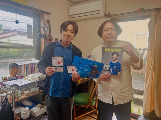 【工房まる】

福岡に戻ってきた当初から、密かにファンだった「工房まる」さん。
今日はその拠点の一つである “曰佐のアトリエ”にお邪魔し、アーティストの石井 悠輝雄（いしい ゆきお）さんにお会いすることができました！
@yukio.room 
@yukio_painter 

アトリエの扉を開けると、そこはもう圧倒的なエネルギーの塊！！
所狭しと並ぶ作品たちは、どれも「魂」が宿っているような、心にドンと響くものばかりでした。

絵の才能がない私でも、見ているだけでワクワクが止まらず、紙面いっぱいに描かれた作品の迫力に心を揺さぶられました。いい表現が浮かびませんが、とにかく、圧倒的にすごい！！ということ。

石井 悠輝雄さんは大のサッカー好き⚽️
どんな形になるかはまだこれからですが、大好きな石井さんのアートと、私たちが大切にしているサッカーの世界で、何かワクワクするようなコラボレーションができるかも…！！？

ファンとして、そして今の活動を通して、こんな素敵なご縁に恵まれたことが本当に幸せです。

これからの展開を、私自身が一番楽しみにしています！

今日はありがとうございました！

🎨 アーティスト紹介：石井 悠輝雄 さん
1980年生まれ。奈良芸術短期大学で日本画を専攻。2010年より福岡の「工房まる」に所属。
繊細で写実的な描写から、大胆で力強い表現まで、唯一無二の世界観を持つアーティスト。児童書の挿絵や企業とのコラボレーションなど幅広く活躍されており、その作品は見る人の心に真っ直ぐに届く力を持っています。

【作品掲載の一部をご紹介】
• 福岡ソフトバンクホークス： 公式グッズ（メガホン、エコバッグ等）のイラスト。
• 天神地下街： 40周年記念モニュメントの原案。
• 企業コラボ： コックソース「博多炒めもんソース」パッケージ、ジャパンシーフーズ ロゴテキストなど。
• 出版・メディア： 児童書「クロネコつうしん」挿絵、映画ポスター採用など。
• 賞歴： 京都春季創画展 入選（2005年、2006年）など多数。

す、すごい👏

🏠 工房まる　@maru_fukuoka 
福岡市南区を拠点に、障がいのある方々の「表現」をサポートする福祉作業所。
単なる作業の場ではなく、一人ひとりの感性を大切にする「表現の場」として、アートを通じて社会と深く繋がる活動を続けていらっしゃいます。

#工房まる #石井悠輝雄  #福岡アート #VAMOS