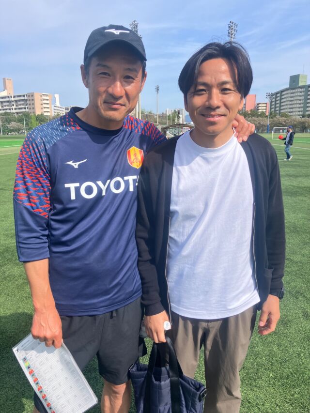 【名古屋グランパスU18 × アビスパ福岡U18】

U12福岡県トレセン選考会の見学中、
偶然その一戦が行われていました。

ピッチを見つめながら「あれ、もしかして…」と思ったその先に、、、発見💡
名古屋U18を率いる三木隆司さん。

徳島時代に僕もめちゃくちゃお世話になった大先輩です。

現役時代はクールで後方から支えてくれる頼れるキャプテンだった三木さん。
引退し監督となって、どんな感じなのかなー、相変わらずクールな感じなのかなーと試合をみていたら…
ゴールの度に全身で喜びを爆発させ、選手と一緒にピッチサイドで闘う姿に、正直ビックリもしましたし、嬉しく思いました。
びっくりするくらい熱い監督になってました🔥

試合後少し話せましたが、昔ばなしもしながら、
「明日はＢ戦があるからしっかり観ないと」と忙しい中でもそんな言葉を残して名古屋へ戻る姿に、指導者としての責任感と誠実さをとても感じました。

現役時代から後輩を思い、誰よりも周囲に気を配っていた三木さんは、引退後も指導者としても選手一人ひとりに紳士に向き合い続けていました。
本当に心から尊敬できる方です😊

技術を伝えることも、心を育てることもそんなに簡単なことではない。
“向き合う覚悟”を持っている指導者が、選手の人生、プレー、行動を動かしていくのだと改めて思いました🤔

またゆっくり話たいっすね！！

#Respect #人を育てる #名古屋U18 #三木隆司 #育成年代