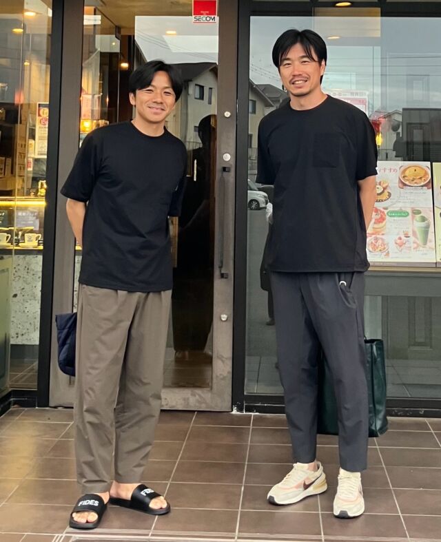 久しぶりに、元サガン鳥栖・コンサドーレ札幌の早坂良太と会ってきました！⚽️✨
@haayaasaakaa 
鳥栖のJ1昇格や長年の残留に貢献し、Jリーグ通算300試合以上に出場した早坂。
国立大学卒で、現役時代から「頭が良すぎる！」と評判の賢い彼ですが（笑）、今回は新しく立ち上げるプロジェクトの相談をしてくれました💡

「話についていけるかな…😅」と少し緊張しつつ笑。
その内容は小・中学生年代が抱える課題に本気で向き合う、本当に素晴らしい取り組みでした。

今回のプロジェクトのポイントは、
✔️ スポーツの枠を超え、教育や社会で生きるための考え方を学ぶ
✔️ 保護者・選手だけでなく、指導者にも気づいてほしい重要テーマ
✔️ 育成・教育・進学の現場が抱える課題を解決する

実はこれ、VAMOSの「昨年2月号の特集」にとても近い内容なんです。

正直、ここまで深く踏み込んだプロジェクトはなかなかない。これからの子どもたちの将来を大きく左右するものになると感じました。

子どもたちの未来に直結する取り組みとして、今後VAMOSでもぜひ特集したいと考えています🔥

早坂、いい刺激をありがとう！
また会おう！

#早坂良太 #サガン鳥栖 #コンサドーレ札幌 #Jリーグ #ジュニアサッカー