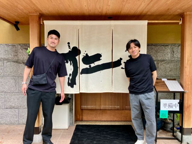 松井謙弥が日本に帰国して、会いに来てくれました！

徳島ヴォルティスで2年間一緒にプレーし、
クラブ初のJ1昇格に大きく貢献したケンヤ。
「ゴールキーパーというポジションの重要性」を、
彼のプレーを見るたびに実感させられます。
後方からチームを落ち着かせ、失点の少ない堅守の徳島を支えていた姿が本当に印象的でした。

我が家でモツ鍋をするときは、いつも食べに来ていたのが懐かしい思い出です😏
本当に人懐っこい性格で、後輩なのに気づけば私のことを「えっちゃん」と早々に呼んでいました（笑）。

でも、その天才的な懐に飛び込める能力こそが、
どんな環境でもやっていける彼の最大の能力だと思います。

41歳になった今でも、海外で現役選手としてプレーを続けながら、なんと選手の代理人業もこなしているケンヤ⚽️

環境が変わってもすぐに適応して馴染める柔軟さ。
これはサッカーの世界だけでなく、
現代の社会を生きる私たちにとっても、
本当に大切な能力だと改めて気付かされました。

ケンヤ、まだまだ現役生活頑張れよー！応援してるぞ！！