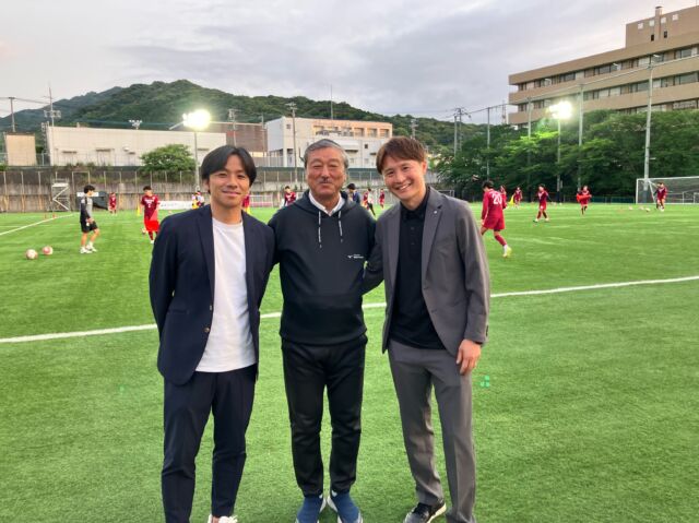 6月より（株）メーカーズ K-cafe自動車の
スポーツ・地域連携ディレクターに就任された、
元サガン鳥栖の飯尾和也さんとともに、
母校・福岡大学を訪問しました。

私が在学していた頃のグラウンドはまだ土。
昼休みに自分たちで作ったトンボを使い、
汗だくになりながら整備していた日々が
本当に懐かしいです。

今では見事な人工芝やスタンドが整備されていて、
環境の進化が羨ましい限りです！笑

乾監督とも久しぶりにゆっくりお話しすることができました。
高校日本代表として入学した当時、
特に1年生の頃は本当に厳しく指導していただきましたが、その経験があったからこそ、プロの世界に進めたのだと改めて実感しています。
私は本当に指導者の方々に恵まれたサッカー人生でした。

また、東福岡高校・福岡大学・サガン鳥栖と
長くご一緒させていただいている
現・福大コーチの奈良崎さん、
そして大学の後輩であり
現在は福岡大学の監督を務める児玉とも再会でき
充実した時間となりました。

トップチームのトレーニングも見学させていただきましたが、すでにプロ内定やJデビューしている選手もいる中、
めちゃくちゃ強度の高い練習が行われていました！

下級生にも注目選手が多く、トレーニング自体がとても刺激になりました。

📢 お知らせ
今月末には、（株）メーカーズK-cafeとともに『VAMOS』でイベントを開催予定です！
今後の地域とサッカーをつなぐ新たな取り組みに、
ぜひご注目ください⚽️

#福岡大学 #福大サッカー部 #バモス  #バモスサッカー