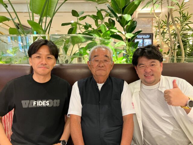 初めて、講演をさせていただくことになりました🎤

【第57回九州地区知的障害関係施設職員研修大会】
in ホテルニューオータニ

今回、特別講師として、東福岡高校時代の恩師である志波芳則先生とご一緒に、登壇させていただきます。

本日、その打ち合わせで初顔合わせ。
当日は500人近くの関係者の方々が来場されるとのことで、初めての講演ということもあり、正直かなり緊張しています🫨

でも、それ以上に、恩師である志波先生と同じステージに立てることが、今はとてもワクワクしています！

お話しする内容は、
・Jリーガーとしての経験
・挫折した時のマインドとメンタル
・今取り組んでいるVAMOSの活動
・セカンドキャリアについて

長友佑都選手を始め、数多くのプロ選手を輩出してきた
志波先生のお話が聞けることもとても楽しみです。

当日のMCは、地域活性化やまちづくり、FMラジオ、行政との連携など、多方面でご活躍されている木藤亮太さん。

志波先生、木藤さん、本日は打ち合わせありがとうございました！

何事も経験。
当日はしっかりと想いを届けられるよう、全力で臨みます！

VAMOS‼️