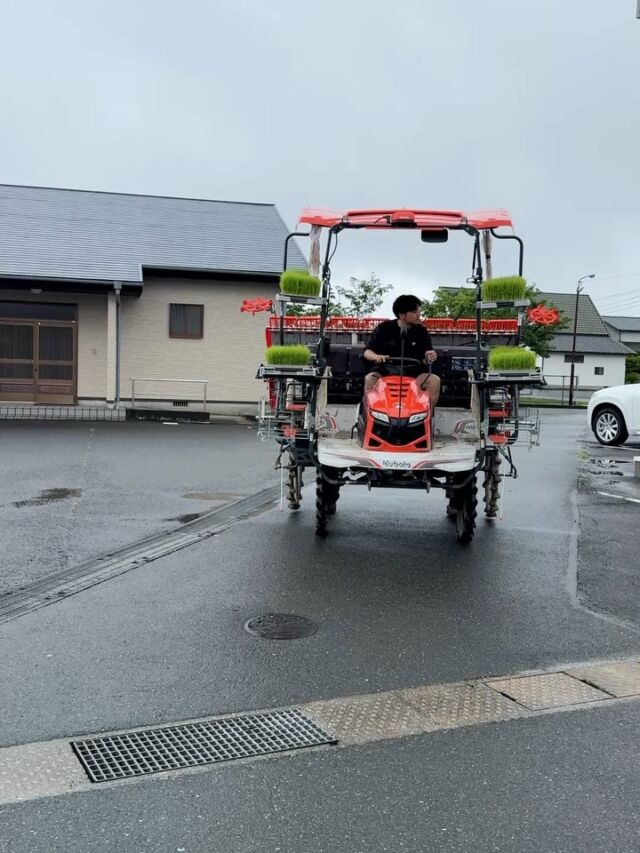 福岡Jr.選手 “食で強くなる” プロジェクト始動🍚🔥

気合い満タンで田植えのお手伝いに行ってきたのですが…
まさかの大雨で「植えれんやん！！」🤣 
ということで、なぜか機械の運転だけレベルアップして帰ってきました笑
なんと苗を入れる列が8列！！！規模がすごすぎる！！！

ここからが本番です。
成長期ど真ん中のジュニア世代に、 
「安くて・美味しくて・高品質」なお米を届けるために動いてます。
一緒に動いてくれている株式会社リングランサさんに感謝🙏
@ringranza.fattoria 

あの長友選手も、高校入学時に 
「その身体じゃ闘えない」って言われて、 
次の日から爆食いスタートしたとか😅

つまり…食事もトレーニングの一部！！
まずはVAMOSのイベント、カップ戦などで提供していきます⚽️ 
そして新米の11月、本格スタート予定です🌾

怪我しない身体も才能のひとつ。 
しっかり食べて、しっかり戦える身体へ。
福岡のジュニア、食から底上げしていきます🔥
VAMOS👍

#米
#食トレ
#バモス