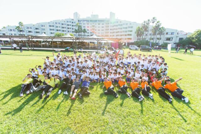 🌊⚽️【軽自動車ならケイカフェ presents 第3回バモスまつり】開催報告 ⚽️🌊

2026年6月28日、ザ・ルイガンズ スパ&リゾートにてバモスまつりを開催しました！
直前まで台風が心配されましたが、当日は奇跡のような晴天☀️
青い海、青い空、青々とした天然芝ピッチという最高の舞台で、子どもたちが躍動しました。

開会式では昨年度王者・FCセントラル福岡の選手による堂々とした選手宣誓でKICK OFF！
各コートでは白熱の試合が展開され、ゴールの歓喜も、悔し涙も、すべてが成長の1ページに。

今大会最大の目玉は、冠スポンサー ケイカフェ さんによる体験ブース！
本物の軽自動車への落書き＆ルーフ乗車体験に、子どもたちは大興奮！
キックスピード測定ブースも終日大行列でした🔥

タケダスポーツ・ビューティークリニックさんは救護スペースでスタンバイ。
怪我の手当てから体の相談まで対応いただき、保護者の皆さんも安心して観戦できました。

🏆【大会結果】
優勝：FC LIG
準優勝：エスペーロFC
第3位：新宮FC
大会MVP：FC LIG

たくさんの企業様のご協力とご協賛があって、この一日を実現することができました。

冠スポンサーとして大会を支えてくださった株式会社メーカーズ（ケイカフェ）様、本当にありがとうございました🙏
そして、温かいご支援をいただいた各社様にも心より感謝申し上げます。

【協賛企業様】
株式会社メーカーズ（ケイカフェ）
@kcafe_car_fukuoka 

タケダスポーツ・ビューティークリニック
@takeda.sports.clinic 

株式会社山方屋
@oniku_yamagataya 

株式会社ヒマラヤ
@himaraya_yahatanishi_soccer 

株式会社リングランサ
@ringranza.fattoria 

大塚製薬株式会社
@otsukanc 

ザ・ルイガンズ スパ&リゾート
@theluigans 

皆様のおかげで、子どもたちの笑顔あふれる一日を届けることができました。
次回大会も、どうぞお楽しみに！

photograph by @butthenxstudio 

#VAMOSまつり #第3回バモスまつり #ケイカフェ #軽自動車 #ザルイガンズ