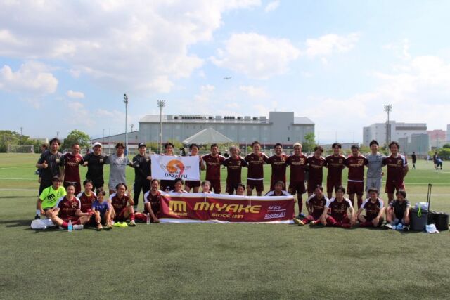 【第14回 全日本O-40サッカー大会 福岡大会】

まずは県制覇を果たしました🏆

ヘルニアで手術して、術後も普通の生活すらしんどい時期が長く続いて。メンタル的にもキツイ時期があり、なにもできなくなると、逆に「やっぱ早くサッカーしたいな」って気持ちが日に日に強くなりました。
5月頃から少しずつ回復し、県大会にはなんとか間に合った…のか、ほぼ強行だったのか😂
とにかく再発もせず、無事プレーできてホッとしています。

大学や高校の先輩後輩、昔のライバル、社会人になってからの新しい仲間。
試合相手にも知り合いがたくさんいる、このつながりが改めていいなって思います。
きっと今のジュニア世代も、30年後には同じことを思うんじゃないかな。
同じピッチで戦った仲間は、何年経っても仲間。
どれだけ時間が空いても、すぐに打ち解けられる。

年齢を重ねてもこうやってサッカーができること、またピッチに立てたこと。
タケダスポーツクリニックの武田先生には本当に感謝です。
めちゃくちゃお世話になりました🙏
@takeda.sports.clinic

サッカーって、ボール1つあればどこででもつながれる。
やっぱ最高のスポーツやな💪

次は九州制覇→そして全国制覇に向けて💪

今月末は
・講演会
・VAMOS CUP
と、盛りだくさん🔥

8月は
・高校セレクション開催
と、まだまだ加速していきますよ⚽️

一つひとつのイベントが、子どもたちの未来につながっていく。そう思うと、忙しさもワクワクに変わりますね😆

VAMOSはまだまだ止まりません💪💪
これからも全力で突き進みます🔥