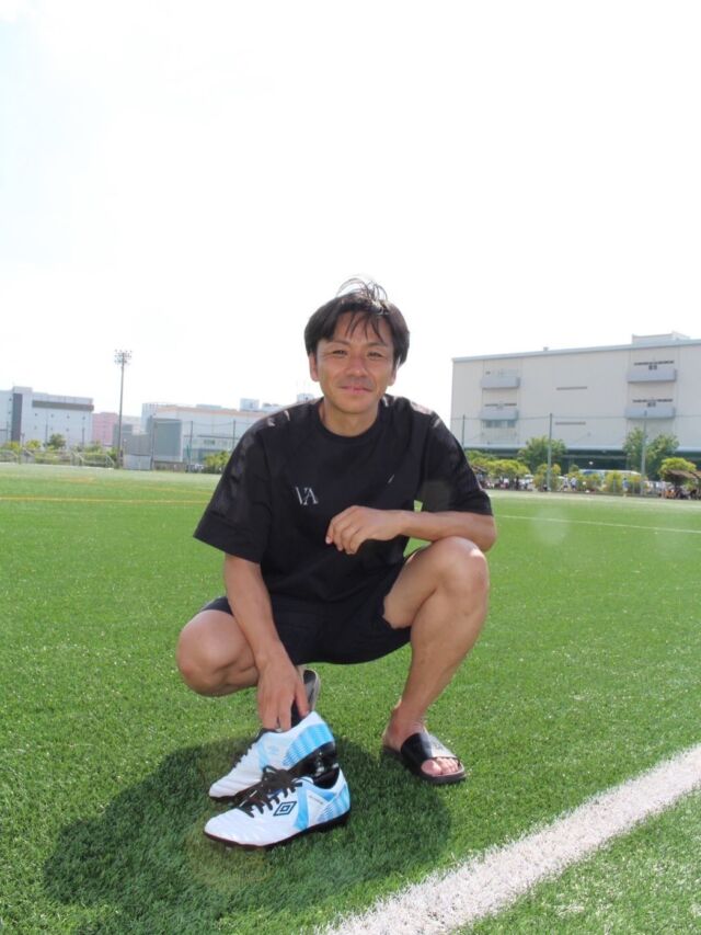 🔥夏場のグラウンド、実は足裏が70℃近くになっていることも…

「足が熱い」「痛くて練習がつらい」
それ、地面からの猛烈な照り返しが原因かもしれません😱
子どもたちの足裏には、大人が思う以上の負担がかかっています。

そこで今回、VAMOSでは「夏の熱から子どもの足を守る選択肢」として、JAXAのロケット技術を応用した断熱材「GAINA（ガイナ）」を搭載した umbro サッカーシューズを取材・ピックアップしました⚽️

💡 GAINA（ガイナ）って？
 ・宇宙ロケットの断熱技術を応用した素材
 ・地面からの熱の侵入を約64%カット
 ・シューズ内の温度上昇を最大8.9℃抑える

熱をカットすることで、夏場の足裏ダメージや疲労を軽減してくれます。

📖 VAMOS 8月号で詳しく特集！
なぜこのシューズが生まれたのか、実際の使い心地はどうなのか、誌面で分かりやすく解説しています！

⚽️ VAMOS CUPで「試し履きコーナー」を設置します！

スパイク選びで本当に大切なのは、デザインだけでなく…
✅ しっかり自分の足にフィットしているか
✅ 熱を伝えにくく、動きやすいか
VAMOS CUPの会場で実際に足を入れて、履き心地や感覚を試せる場所をご用意しました。

「本当に熱さを感じにくいのか？」「動きやすいか？」を、ぜひお子さん自身の足で確かめてみてください。

夏の暑さは、子どもにとって想像以上の負担です。
怪我を防ぎ、全力でサッカーを楽しんでもらうために。

まずは「知ること」「試してみること」から足元対策を始めてみませんか？