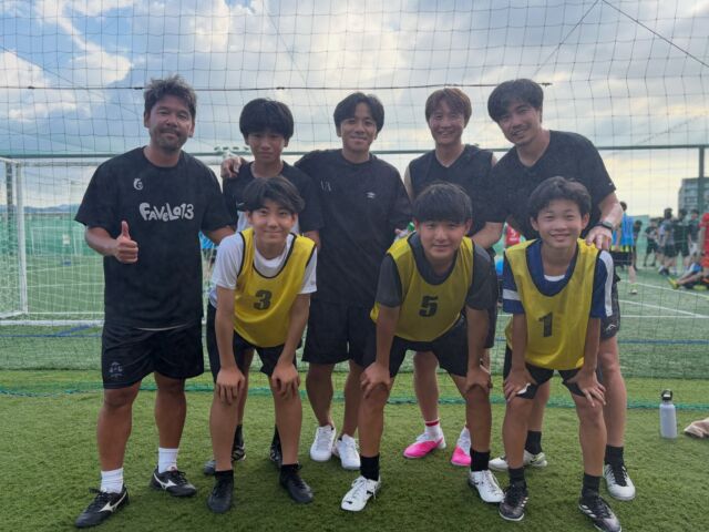 第2回 G LINE FUTSAL、急遽参戦してきました！
元アビスパ福岡、サガン鳥栖、フットサル選手でチーム組んで参戦（笑）
大半がフットサルはほぼ未経験だけど、「優勝ねらえるっしょ😏」って勢いで挑戦。
結果は…しっかり準決勝敗退（笑）
いや〜フットサルって奥深い。
戦術もルールもボールの持ち方も、サッカーとは違う。
めちゃくちゃ勉強になりました🤔

又、会場ではVAMOS 1年目で特集した選手たちとも再会して記念撮影📷（1枚目）
みんな成長してて嬉しかった⚽️小学生でまだまだ幼かった子達がすっかり大人に成長していました！

引退してから、こういう形でまた一緒に関われるのもサッカーのいいところ😊
コート狭くてハードだし笑
まーでも体が動かないわ笑
急にストップもできない笑
いろんな話をしながらワイワイできて最高の1日となりました⚽️

ただ…みんな徐々に負けず嫌いが爆発してきてましたね（笑）
次の第3回はしっかり優勝狙いにいきますので🏆

夜はいつもお世話になっている泰元さんで反省会と、
今の活動の事などなど💪
昼も夜も楽しい１日となりました。

G LINE様
@glinefukuoka 
ドルソーレ福岡様
@dorsole_fukuoka 
ありがとうございました。

【参加メンバー】
サガン鳥栖　飯尾和也 
サガン鳥栖　早坂良太 
アビスパ福岡　田邊草民 
ファヴェーラ13　下野王寛