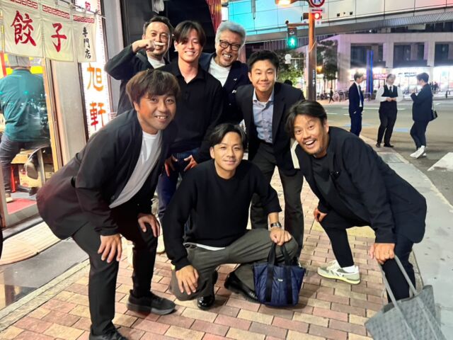 福岡サッカー界の激熱サミット⚽️🔥

福大OB会の鳥越さん、カメリアFCの加藤さん、バディFCの片原さん、オリエントFCの馬場さん、筑紫台高校の鳥越監督が集まり、熱すぎるサッカー談義！

長年指導されている大先輩方ですが、
技術面だけでなく「子どもたち一人ひとりの人間的成長」にどこまでも熱く向き合い、今でも日々指導をアップデートされている姿にものすごく刺激を受けまくりでした！
本当にすごい方々です。

さらに途中には嬉しい一幕が！
オリエントFCから飯塚高校、福岡大学在学中でサガン鳥栖の特別指定選手としてJデビューを果たしている芳野凱斗選手が恩師の馬場さんへご挨拶に✨
選手から慕われ信頼関係があるんでしょうね🤔

昔はめちゃくちゃやんちゃだったみたいですが（笑）、
ハキハキと立派に話す姿は、私の大学時代より遥かに立派でした🤣👏

福大・サガン鳥栖のOBとして、凱斗選手の今後の飛躍を全力で応援しています‼️

楽しいひとときをありがとうございました！！

#福岡大学サッカー部OB #VAMOS
#福岡大学
#サガン鳥栖